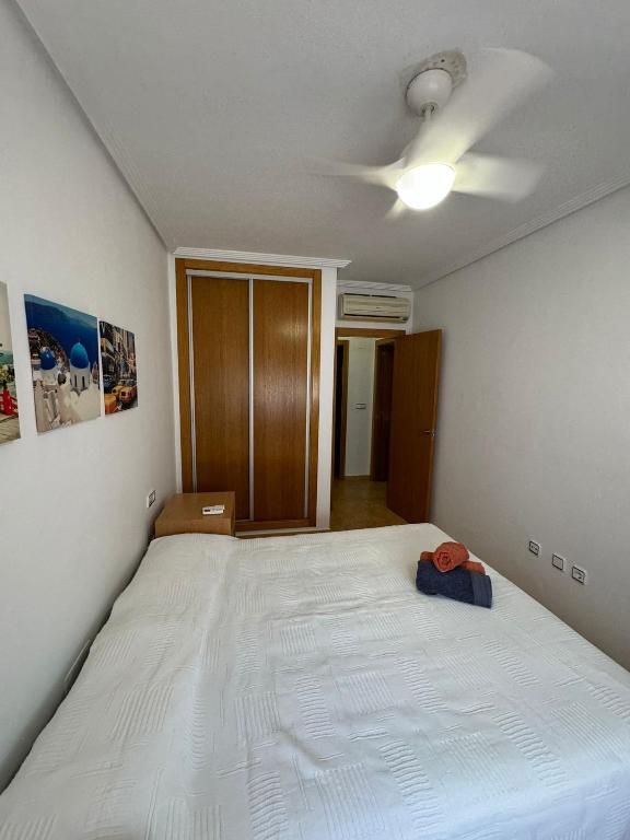 A bed or beds in a room at Apartamento en Santiago de la Ribera a 3min de la playa