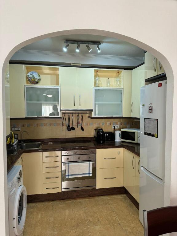 A kitchen or kitchenette at Apartamento en Santiago de la Ribera a 3min de la playa