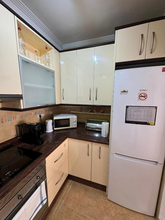 A kitchen or kitchenette at Apartamento en Santiago de la Ribera a 3min de la playa