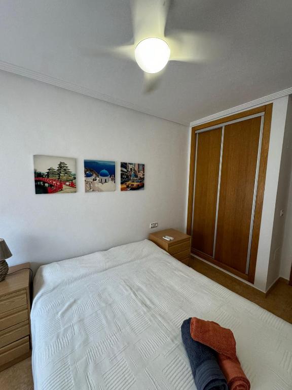 A bed or beds in a room at Apartamento en Santiago de la Ribera a 3min de la playa