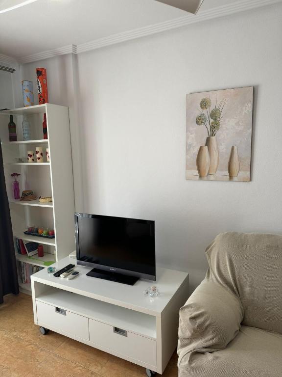 A television and/or entertainment centre at Apartamento en Santiago de la Ribera a 3min de la playa