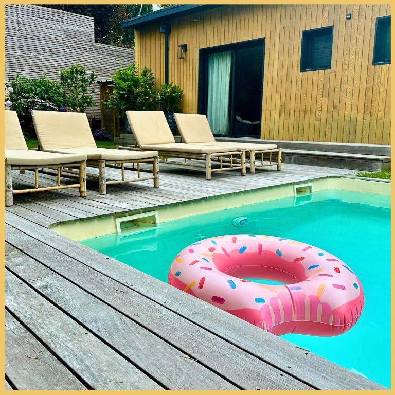 - une piscine avec des chaises dans l'établissement Les pénates bordelaises - Maison d'hôtes - Guesthouse, à Bordeaux