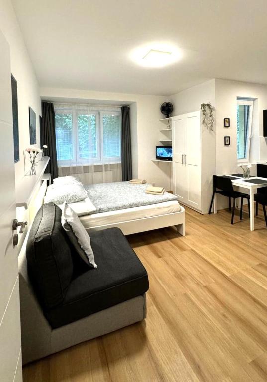 Hillside Studios - 11