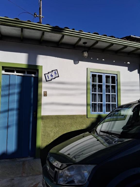 a car parked in front of a garage at Dexa Hospedagem in Ouro Preto