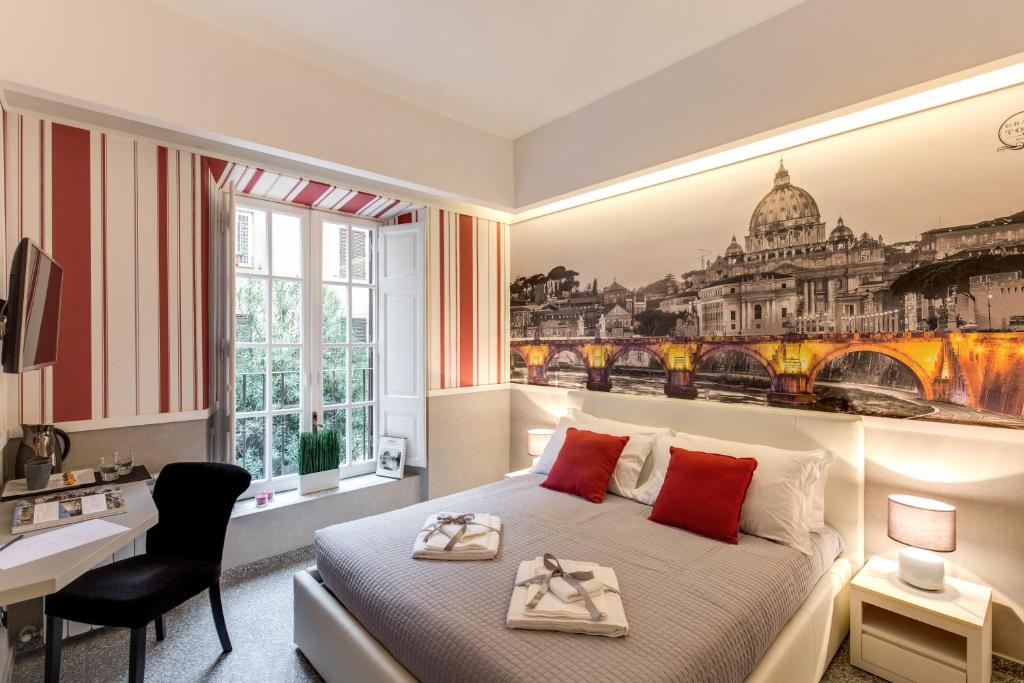 una camera d'albergo con letto, scrivania e finestra di Grand Tour Rome Suites - Liberty Collection a Roma