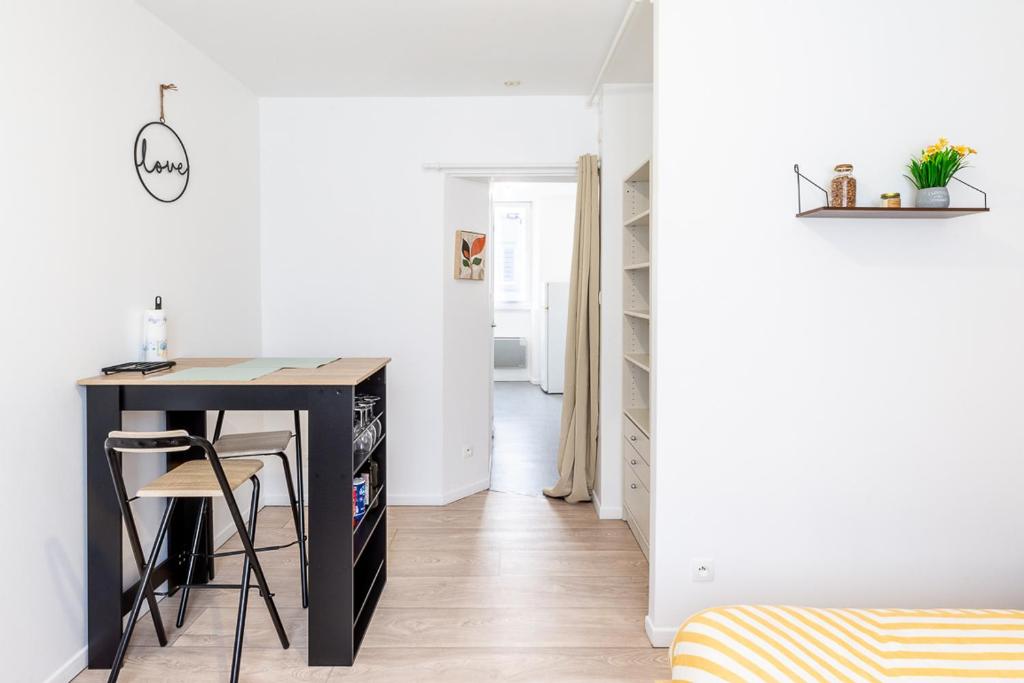 un petit bureau dans une pièce avec un couloir dans l'établissement Le Littoral, à Brest