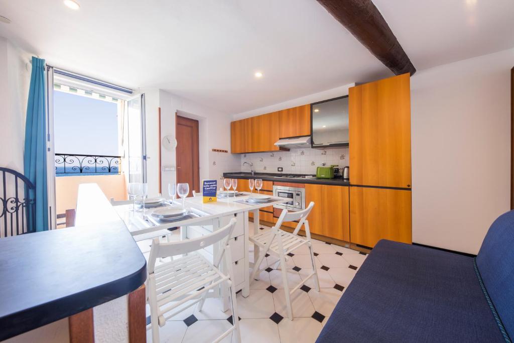 Η κουζίνα ή μικρή κουζίνα στο CasaViva Family Beachfront House in Camogli