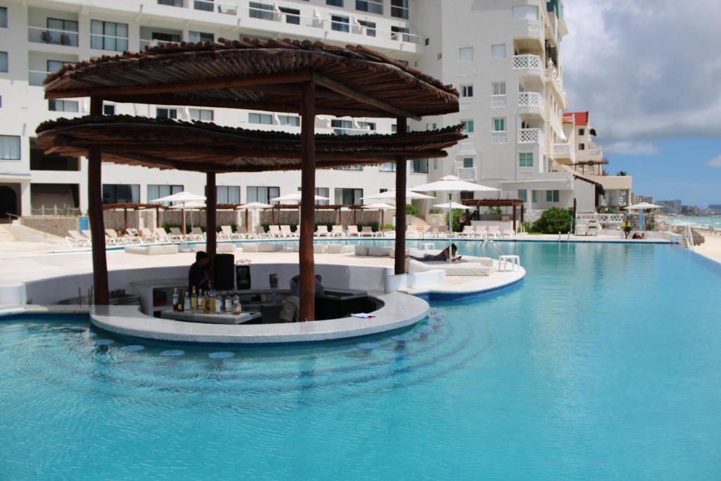 Bazén v ubytování Cyan Cancun Resort & Spa nebo v jeho okolí