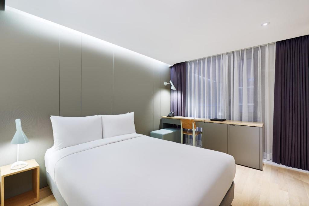 Cama ou camas em um quarto em Hotel Peyto Samseong