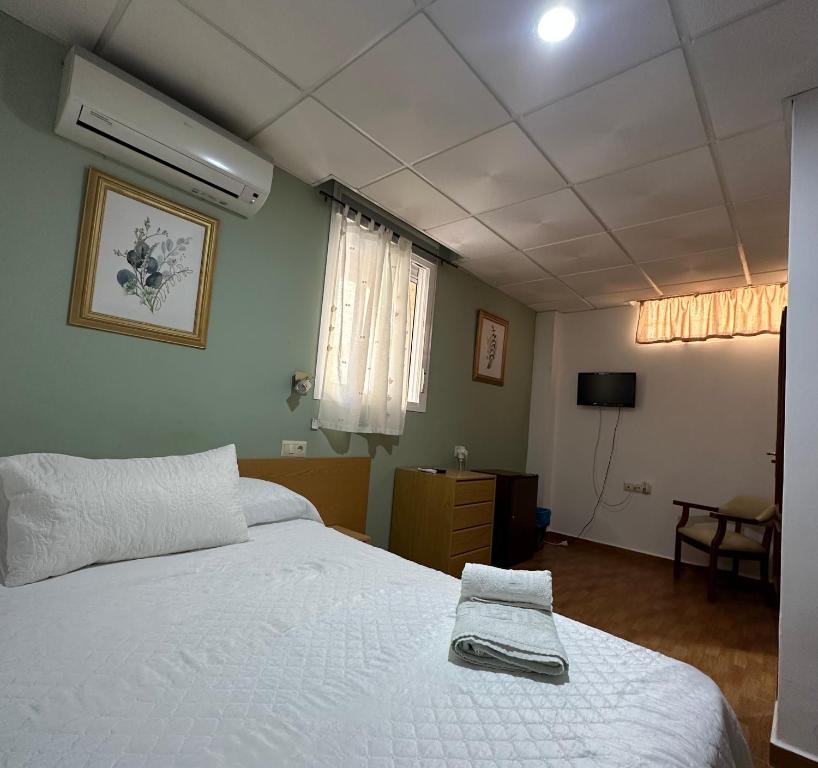 A bed or beds in a room at Hotel Avenida
