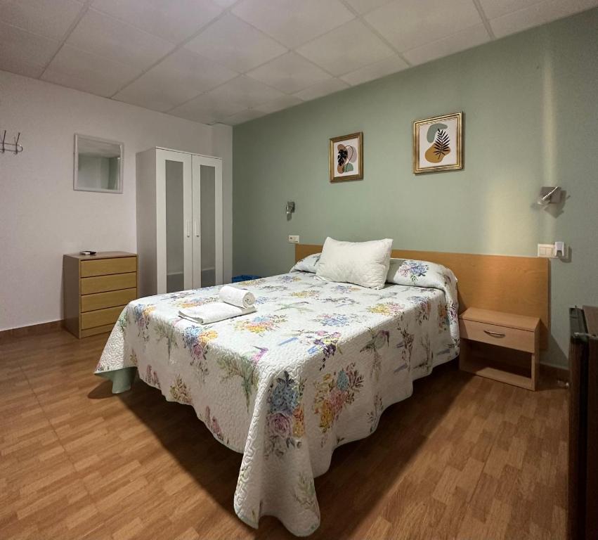 A bed or beds in a room at Hotel Avenida