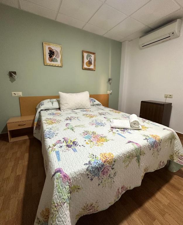 A bed or beds in a room at Hotel Avenida