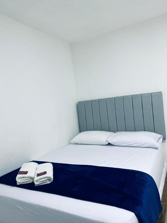 Postel nebo postele na pokoji v ubytování Hotel San Juan 70 Express Medellin