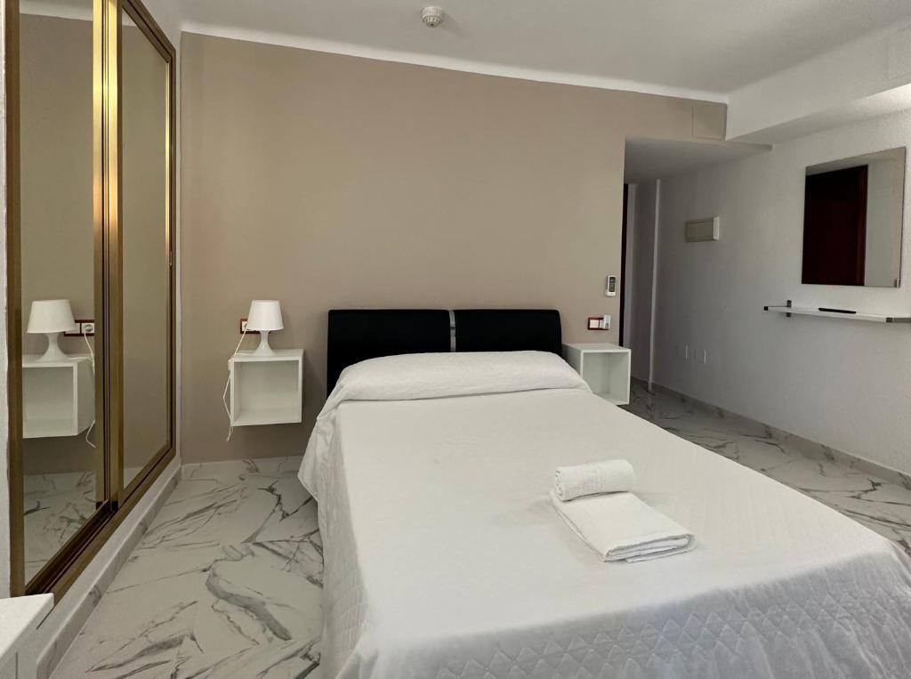 A bed or beds in a room at Hotel Avenida