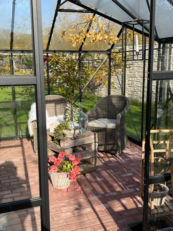 Balkón nebo terasa v ubytování OrchardHouse Farmhouse, wellness