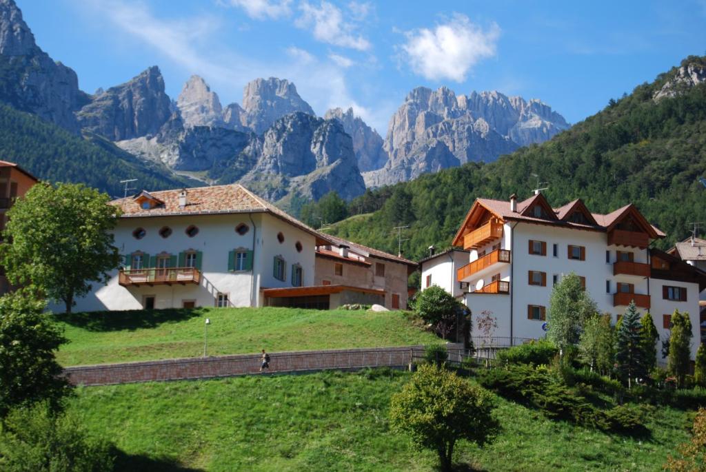 モルヴェーノにあるResidenza Arnicaの山を背景にした山村