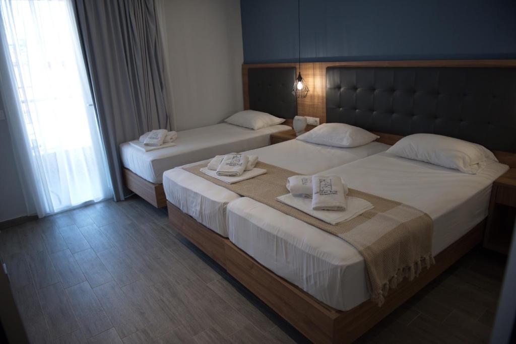 Postel nebo postele na pokoji v ubytování AEGEAN BLUE Apartments & Suites
