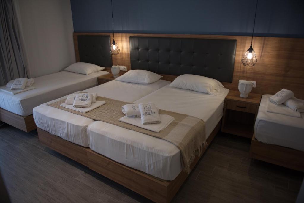 Postel nebo postele na pokoji v ubytování AEGEAN BLUE Apartments & Suites