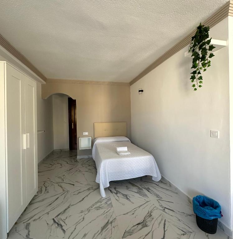 A bed or beds in a room at Hotel Avenida