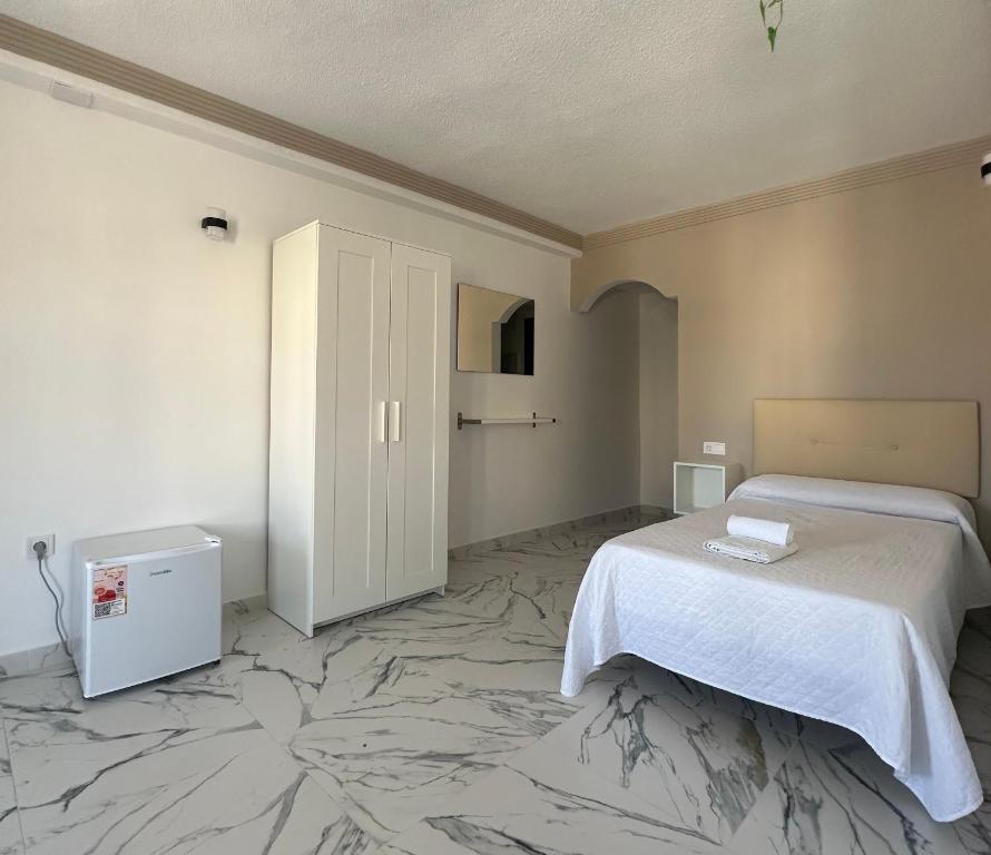 A bed or beds in a room at Hotel Avenida