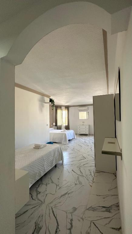 A bed or beds in a room at Hotel Avenida