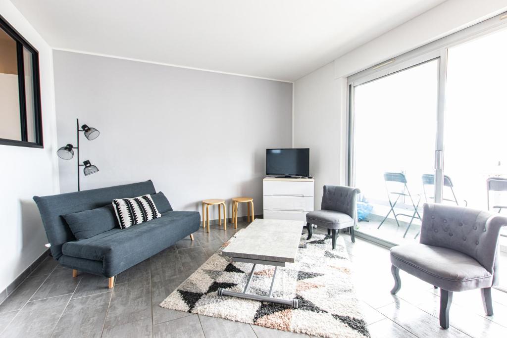 un salon avec un canapé et deux chaises et une télévision dans l'établissement Parata, à Ajaccio