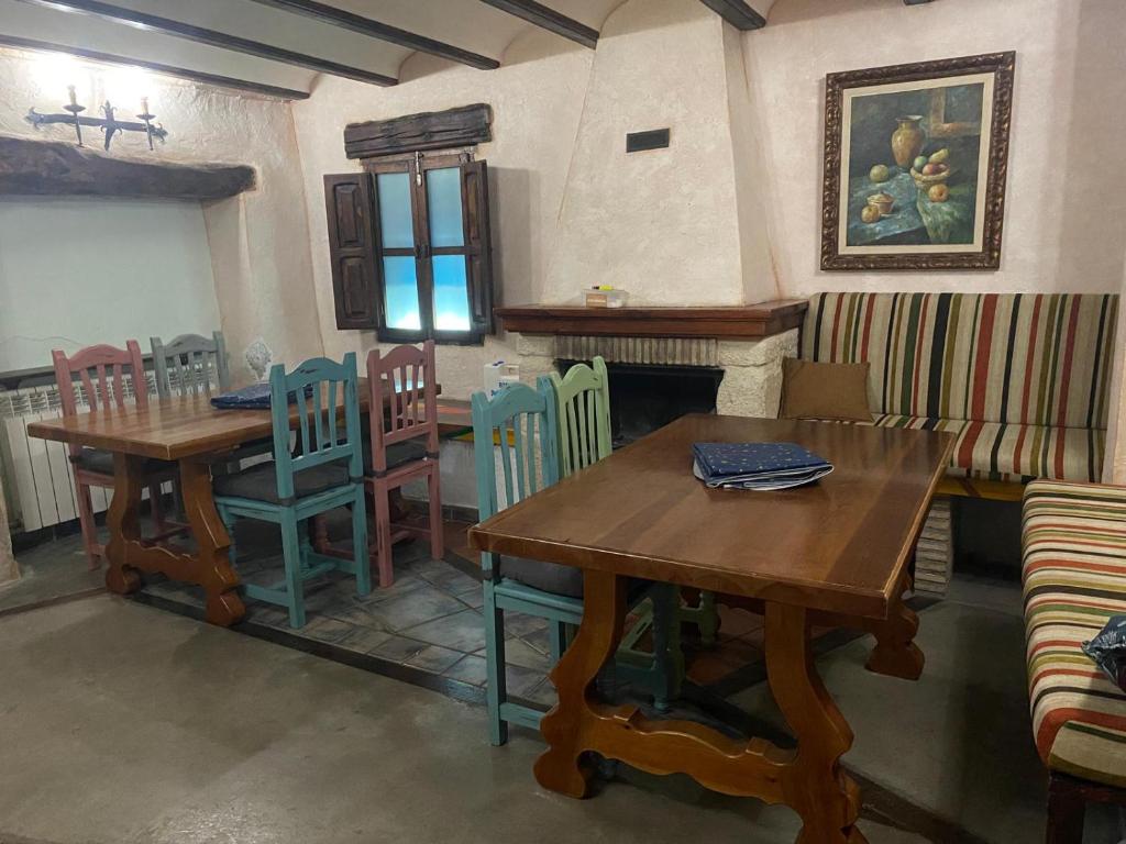 a dining room with a table and chairs in a room at Casa Victoria in Hinojosa de Jarque