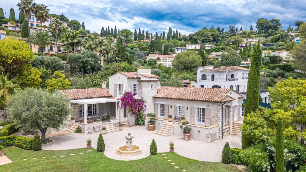 eine Luftaufnahme eines Hauses mit Garten in der Unterkunft Mas provencal luxueux vue mer in Mougins