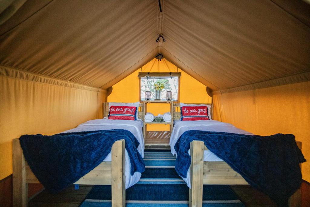 Postel nebo postele na pokoji v ubytování Roaring River Luxury Adventure Tent #13