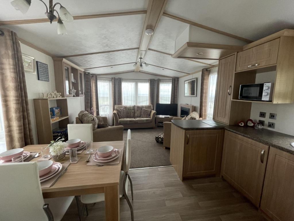Kuchyň nebo kuchyňský kout v ubytování Letham Feus Caravan Park leven Fife Scotland
