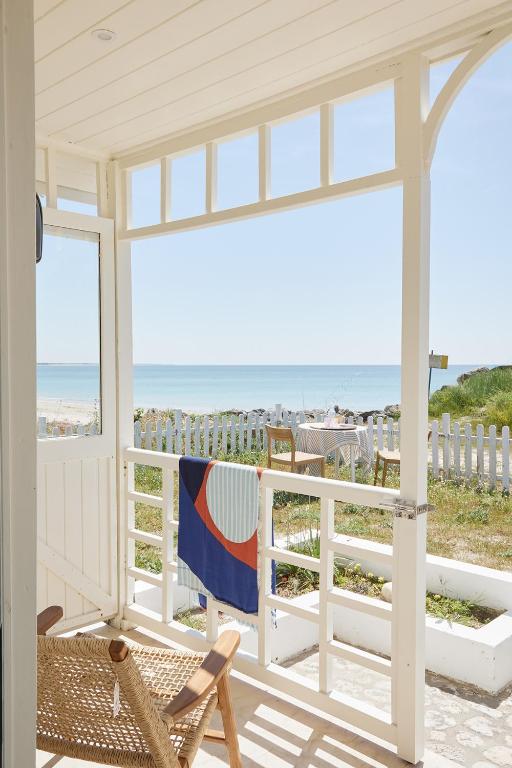- une véranda avec vue sur la plage dans l'établissement MAISON SUR LA PLAGE avec VUE MER PANORAMIQUE, à Le Martray