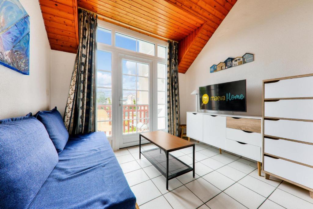 un salon avec un canapé et une télévision dans l'établissement Résidence Port du Crouesty - maeva Home - Studio 3 personnes - Confort MAE-1721, à Arzon