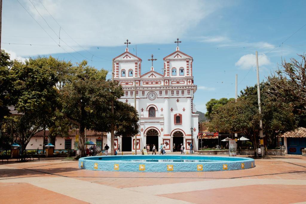 Bazén v ubytování Hotel Portal Guatapé nebo v jeho okolí