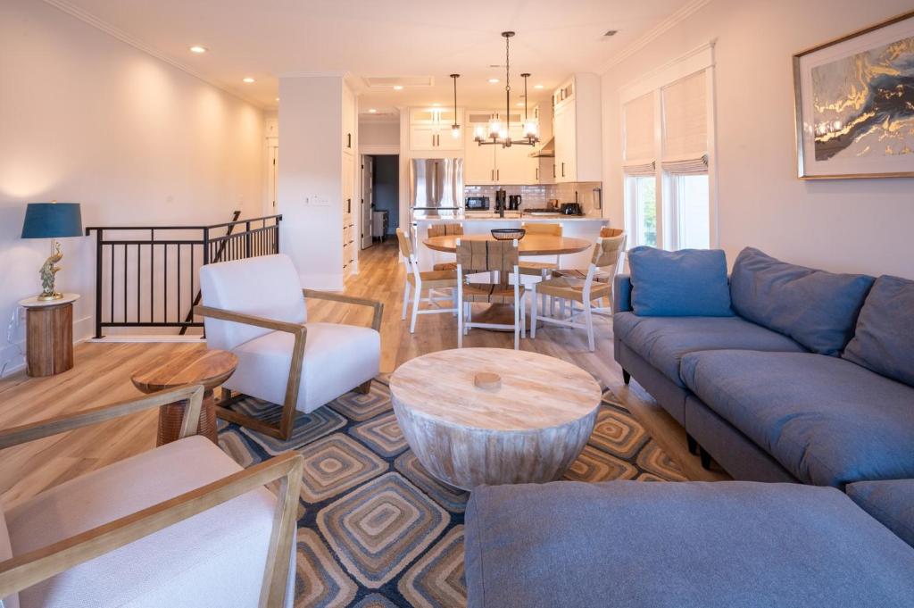 Afbeelding uit fotogalerij van New Luxury Duplex, Short walk to Beach-Blue Pearl in Carolina Beach