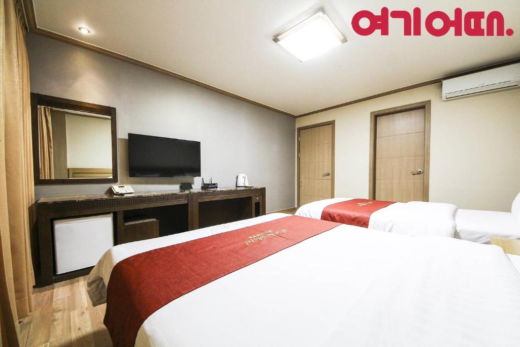 Postel nebo postele na pokoji v ubytování Jeongsun Ace Family Tourist Hotel