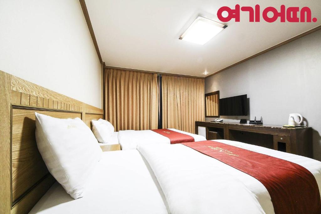 TV a/nebo společenská místnost v ubytování Jeongsun Ace Family Tourist Hotel