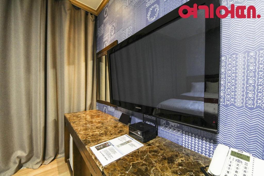 TV a/nebo společenská místnost v ubytování Jeongsun Ace Family Tourist Hotel