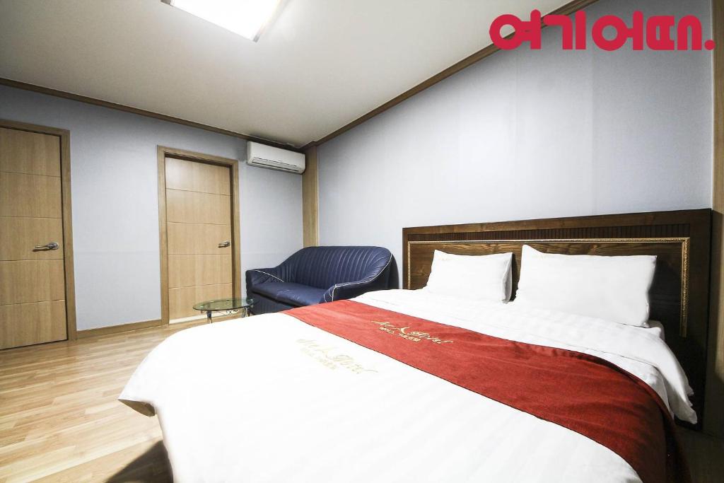 Postel nebo postele na pokoji v ubytování Jeongsun Ace Family Tourist Hotel