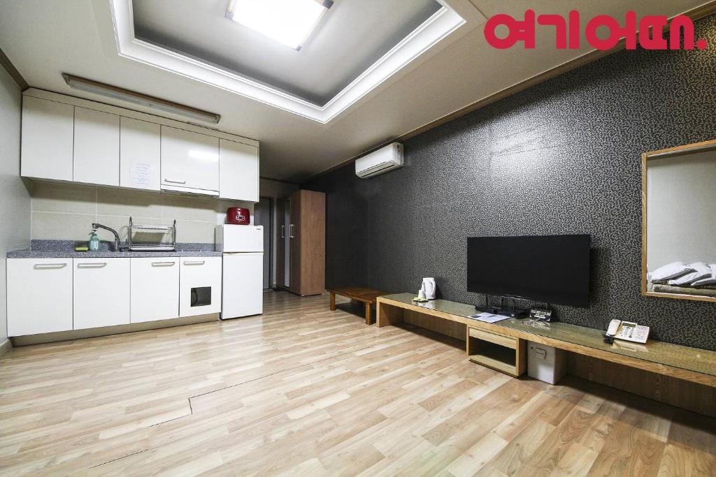 Kuchyň nebo kuchyňský kout v ubytování Jeongsun Ace Family Tourist Hotel