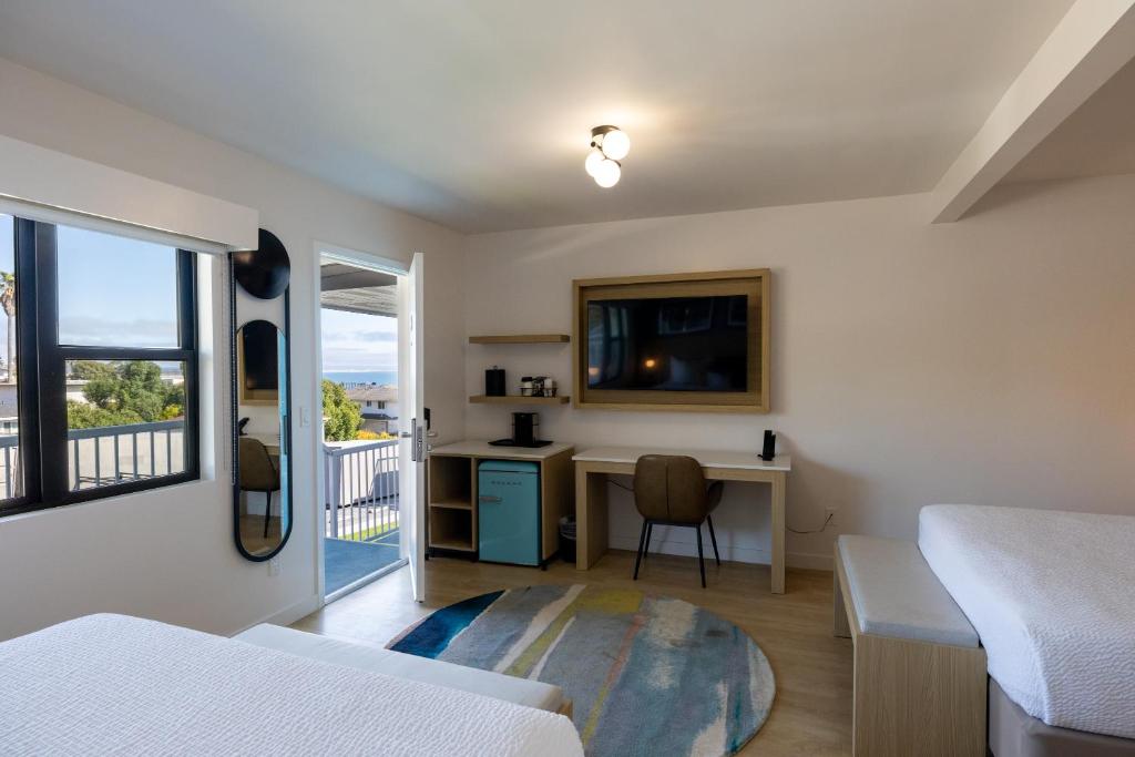 Postel nebo postele na pokoji v ubytování Tides Oceanview Inn and Cottages