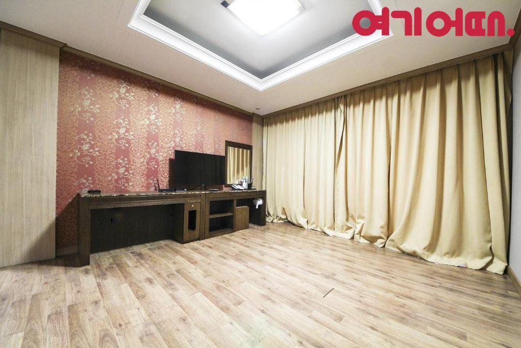 TV a/nebo společenská místnost v ubytování Jeongsun Ace Family Tourist Hotel