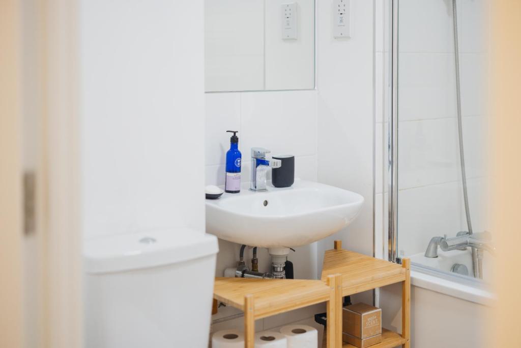 Koupelna v ubytování Brixton Village Flat- Private En-suite double bedroom