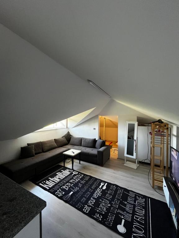 Una sala de estar con un sofá y un televisor. en Kırevi 2- Airport, en Ortaca