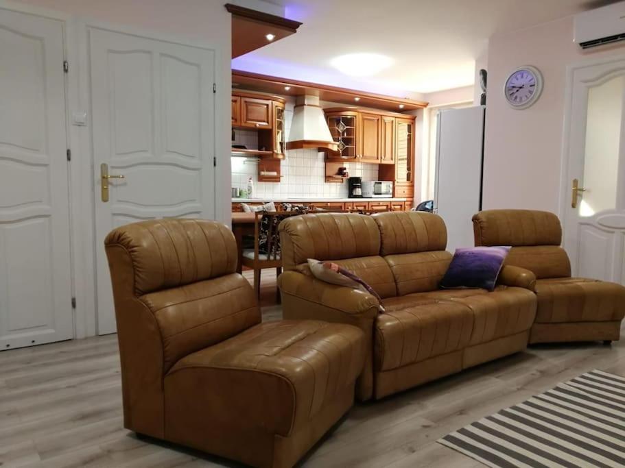 sala de estar con sofá marrón y silla en Spokojne w samym centrum, en Wroclaw