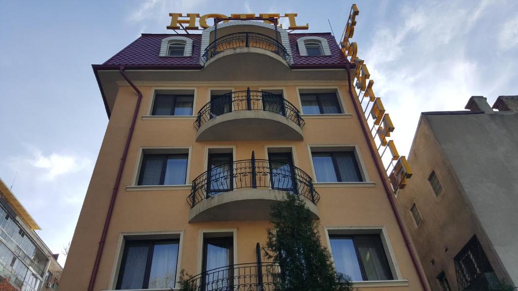 um edifício amarelo com varandas ao lado em Hotel Cantemir em Bucareste