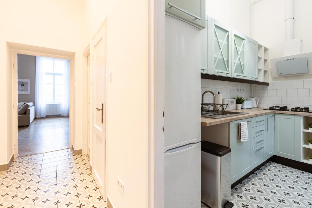 A kitchen or kitchenette at Danube Waterfront View at Chain Bridge