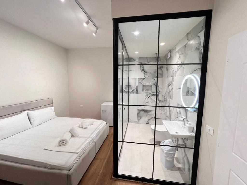 Uma cama ou camas num quarto em Serene Stay