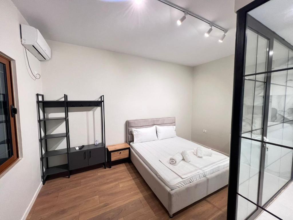 Uma cama ou camas num quarto em Serene Stay