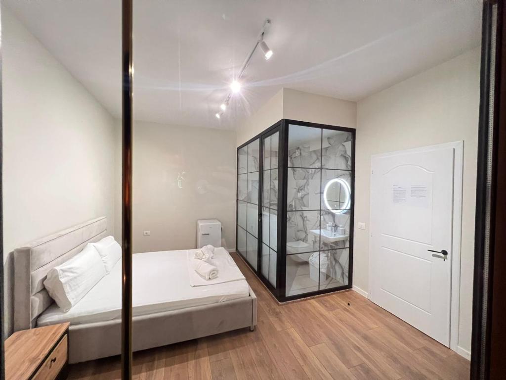 Uma cama ou camas num quarto em Serene Stay