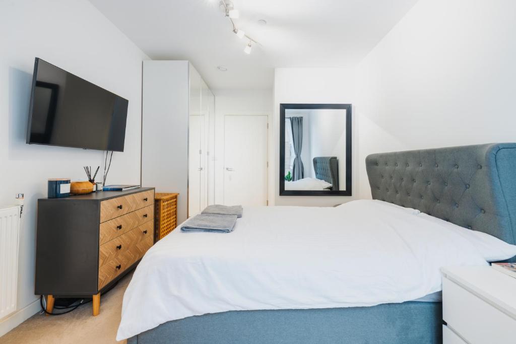 Postel nebo postele na pokoji v ubytování Brixton Village Flat- Private En-suite double bedroom
